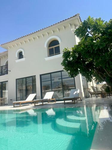 Luxurious Villa 5BHK with Pool BBQ and Full Time Housemaid Assistance - live inの敷地内または近くにあるプール