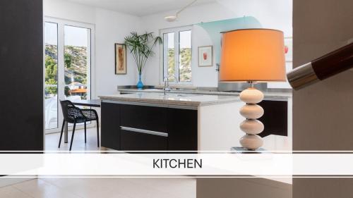 Η κουζίνα ή μικρή κουζίνα στο VILLA PHILIPPA - luxurious five-room villa - idyllic location - first row to the sea - spectacular view of the sea bay - unforgettable sunsets - 15 minutes from Supetar ferry port - free parking - private pool