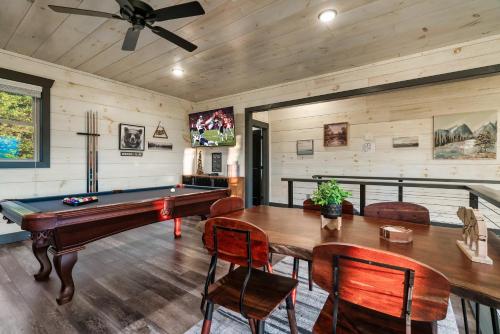 Infinity Vista Retreat - 5BR, Smoky Mountain Views Pool, HotTub photo 13