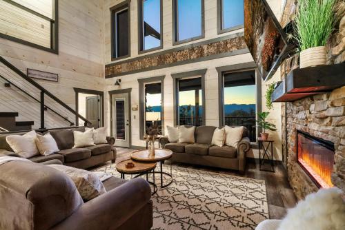 Infinity Vista Retreat - 5BR, Smoky Mountain Views Pool, HotTub photo 32
