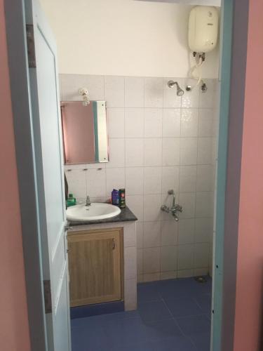 un baño con lavabo y espejo en Peaceful_Pondy, en Pondicherry