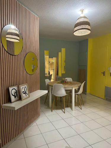 une salle à manger avec une table et des chaises dans l'établissement cosy T2, 3pers, 2 lits, parking privée, wifi, à Agen