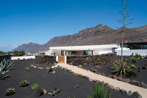 Lanzarote Famara Beach Bungalow