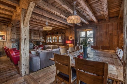 une salle à manger et un salon avec une table et des chaises dans l'établissement Chalet Persan, à Megève
