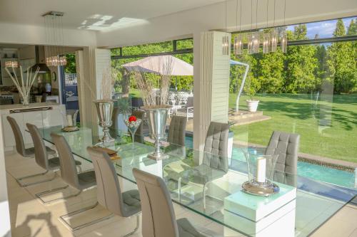 Πισίνα στο ή κοντά στο Vaal River Luxury Villa