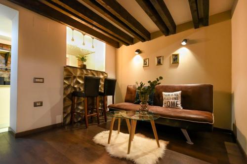 un soggiorno con un divano in pelle e un tavolo di Central Comfort - Duplex-Style Studios on Regina Elisabeta a Bucarest