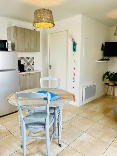 Dapur atau dapur kecil di Clos des Aigrettes -6 Gîtes de charme et confort à 30m du Port de La Cotinière