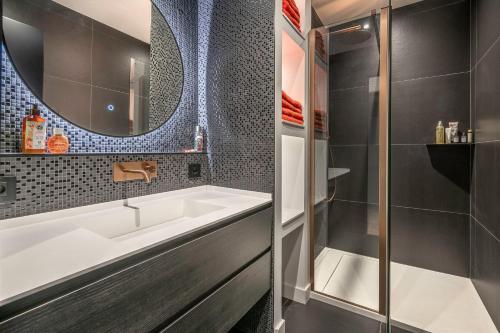 ル・プリガンにあるLa Baule plage Benoit- Appartement pour 6の白い洗面台と鏡のあるバスルーム