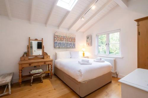 Postel nebo postele na pokoji v ubytování 3 Uplands, Thorpeness - Sleeps 3, Close to Beach, Boating Lake, Thorpeness Golf Club and Country Club - Aldeburgh Coastal Cottages