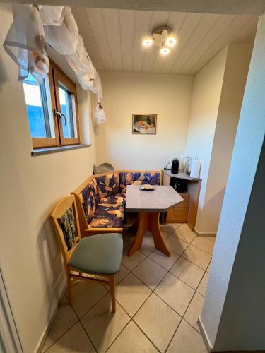 a dining room with a table and chairs in a room at Gästehaus Wallner in Presseggen