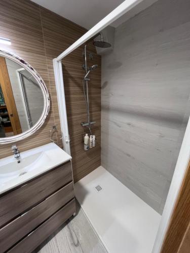A bathroom at Casa turística ''Los chaleco'' en Lumbreras con terraza privada.