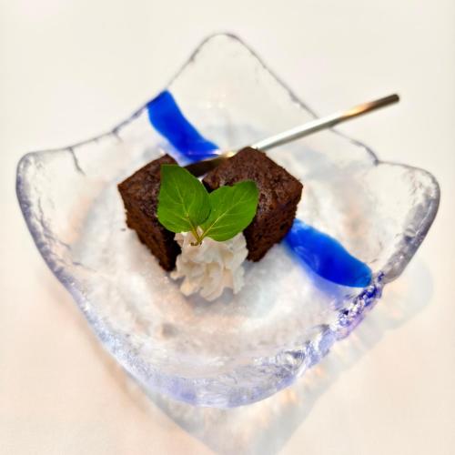 a piece of cake with a green leaf on top at Ocean View Hiromi SPA Hotel温泉と絶景の宿 in Shimoda