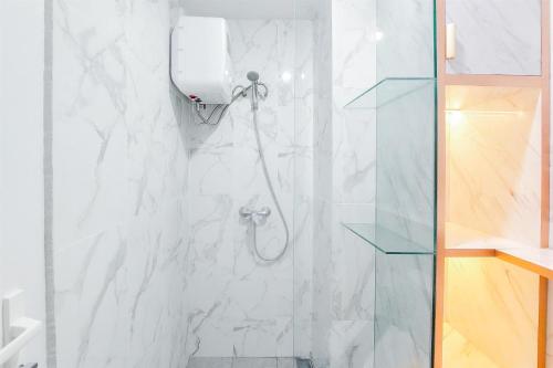 Ένα μπάνιο στο Best Deal and Comfy Studio Apartment Anwa Residence By Travelio