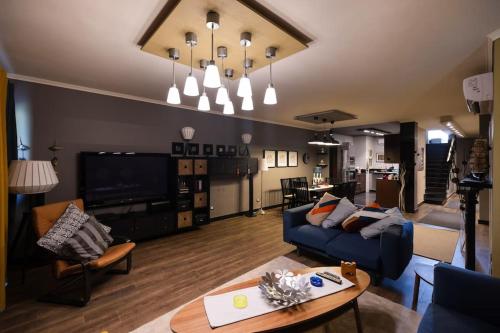 Posezení v ubytování Luxury 3BR Duplex with Private Garden & Pool Access