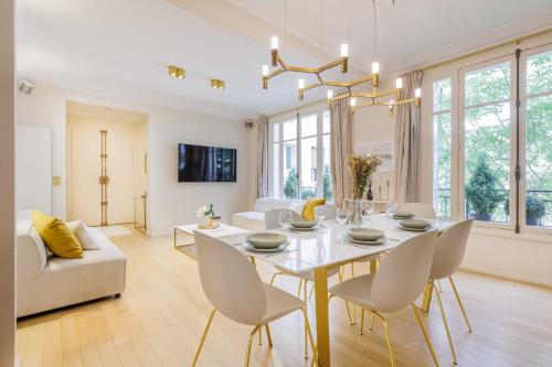 une salle à manger et un salon avec une table et des chaises dans l'établissement Chic apartment - 2BR-4P - Trocadero, à Paris