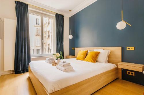 une chambre avec un grand lit avec des serviettes dessus dans l'établissement Chic apartment - 2BR-4P - Trocadero, à Paris