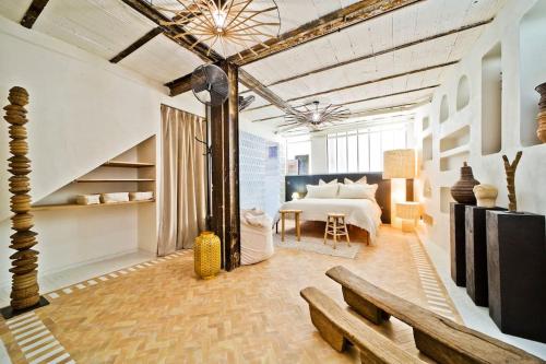 - une chambre avec un lit, une table et des bancs dans l'établissement Lab Loft à Bastille 110m2, à Paris