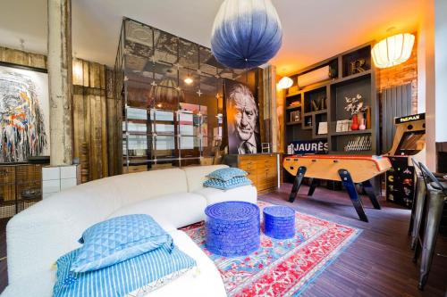 un salon avec un canapé blanc et une table dans l'établissement Lab Loft à Bastille 110m2, à Paris