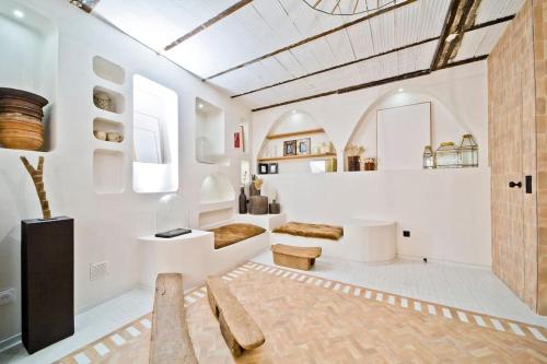 un salon avec des murs blancs et un plafond dans l'établissement Lab Loft à Bastille 110m2, à Paris