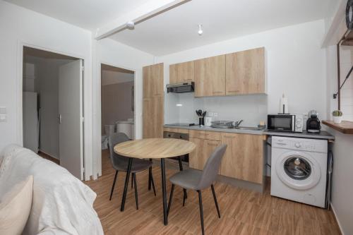 Η κουζίνα ή μικρή κουζίνα στο L'Essentiel du KM22 - Appt avec terrasse et jardin