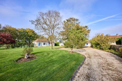 a yard with a dirt road in front of a house at The Tiny House - maisonette proche de la plage in Manvieux