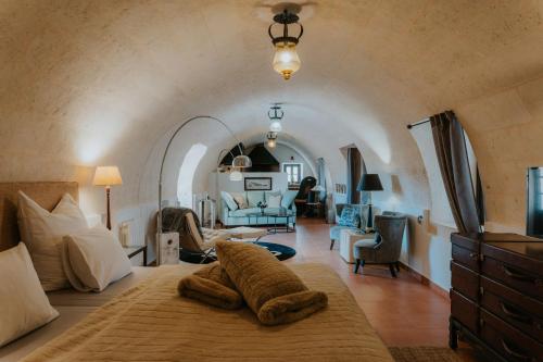 une chambre avec un grand lit et un salon dans l'établissement Suite Solana Es Llobets, à Llucmajor