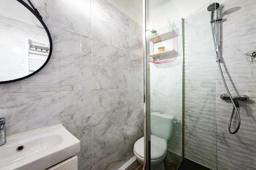une salle de bain avec une douche, des toilettes et un lavabo dans l'établissement L'Agora - Proche Pharo, Vieux port, Saint-Victor Noailles, à Marseille
