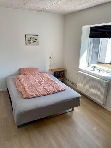 Postel nebo postele na pokoji v ubytování Skøn og rummelig lejlighed