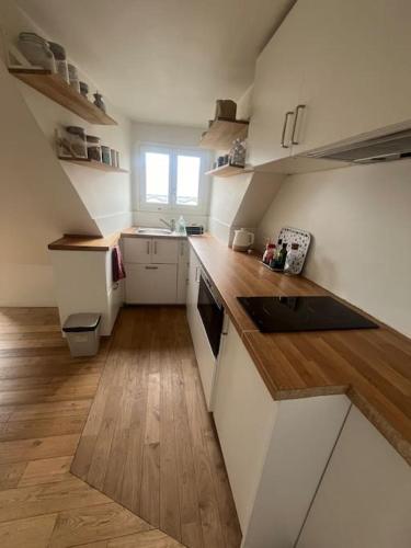 Photo de la galerie de l'établissement Studio cosy sur la festive rue du Fbg Saint-Denis, à Paris