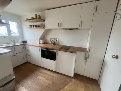 Photo de la galerie de l'établissement Studio cosy sur la festive rue du Fbg Saint-Denis, à Paris