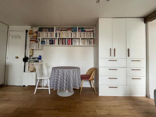 Photo de la galerie de l'établissement Studio cosy sur la festive rue du Fbg Saint-Denis, à Paris