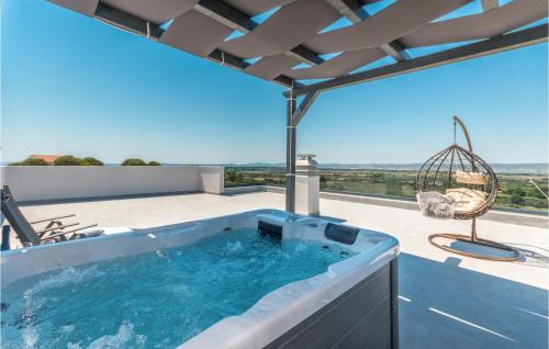 Πισίνα στο ή κοντά στο Cozy Home In Tinj With Wifi