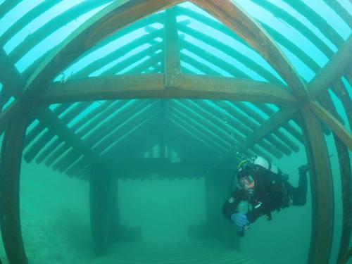 a diver in a tunnel under the water at Chalet Attersee - ganzes Ferienhaus, Seeblick, Kamin, Sauna in Nussdorf am Attersee