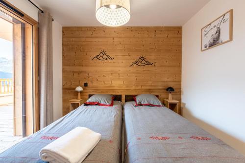 Ένα ή περισσότερα κρεβάτια σε δωμάτιο στο Les Cristaux Blancs - Station de ski à pied