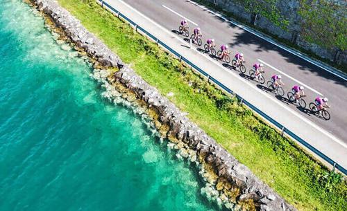 a group of bikes parked on a road next to the water at Chalet Attersee - ganzes Ferienhaus, Seeblick, Kamin, Sauna in Nussdorf am Attersee