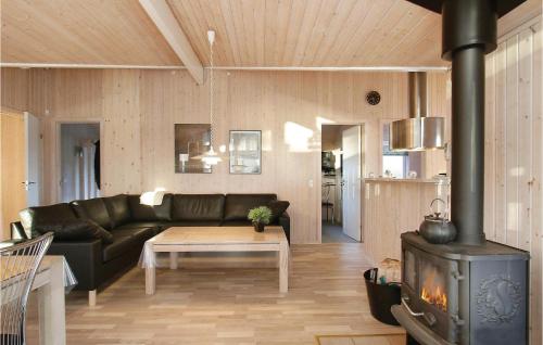 Kuchyň nebo kuchyňský kout v ubytování Holiday Home Glesborg With Fireplace 01