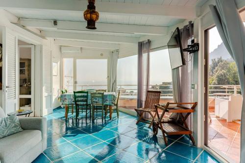 ポジターノにあるCasa FeFe Positanoの青いタイルフロアのリビングルーム