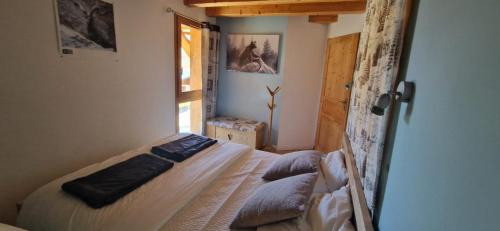 une chambre avec un lit et une fenêtre dans l'établissement Le CarrozBlanc, à Peisey-Nancroix
