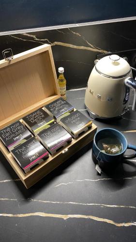 un plateau de découpe avec des livres et une théière sur un comptoir dans l'établissement 21 lunes - séjour magique & jeu immersif pour deux, à Roanne