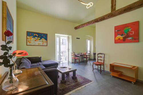 un salon avec un canapé et une table dans l'établissement Appartement Mara Old Town - Happy Rentals, à Antibes