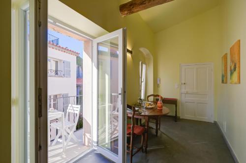 une salle à manger avec une table et une porte en verre dans l'établissement Appartement Mara Old Town - Happy Rentals, à Antibes