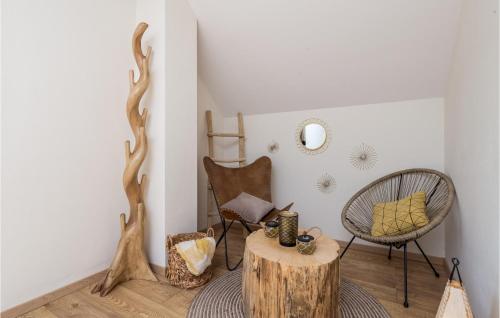 a room with a table and a chair and a tree stump at Awesome Home In Gospic With Wifi in Gospić
