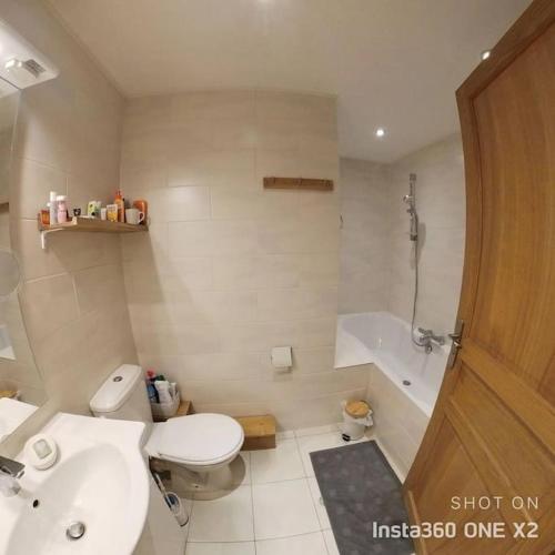 une salle de bain avec toilettes, lavabo et baignoire dans l'établissement Les montagnes sur le balcon, à Chamonix-Mont-Blanc