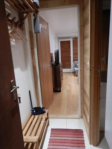 - un couloir avec un banc en bois dans l'établissement Les montagnes sur le balcon, à Chamonix-Mont-Blanc