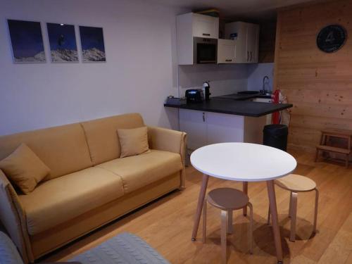 un salon avec un canapé et une table dans l'établissement Les montagnes sur le balcon, à Chamonix-Mont-Blanc