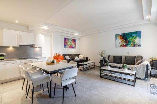 une cuisine et un salon avec une table et des chaises dans l'établissement Modern 1 bedrm apt with balcony - Cannes-Croisette, à Cannes