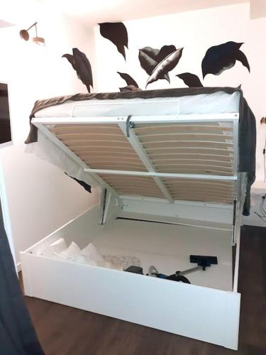 un tiroir blanc avec des oiseaux sur le mur dans l'établissement Studio atypique neuf Tourny hyper centre Bordeaux, à Bordeaux