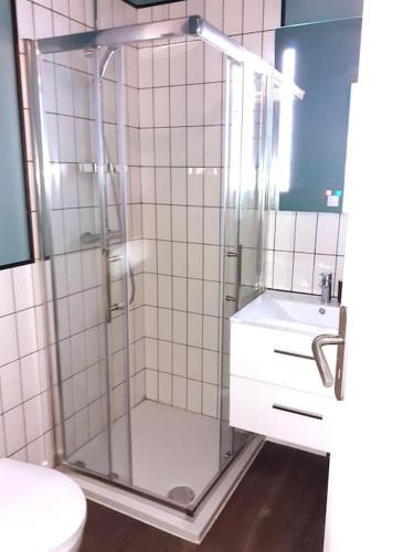 une salle de bain avec une douche, des toilettes et un lavabo dans l'établissement Studio atypique neuf Tourny hyper centre Bordeaux, à Bordeaux