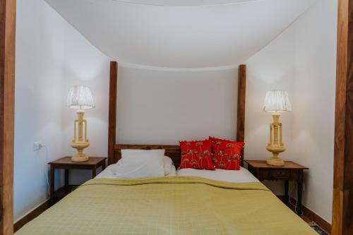 - une chambre avec un lit et deux lampes de chaque côté dans l'établissement Suite Tramuntana im Es Llobets, à Llucmajor