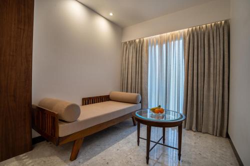 Postel nebo postele na pokoji v ubytování Kenilworth Resort & Spa, Goa
